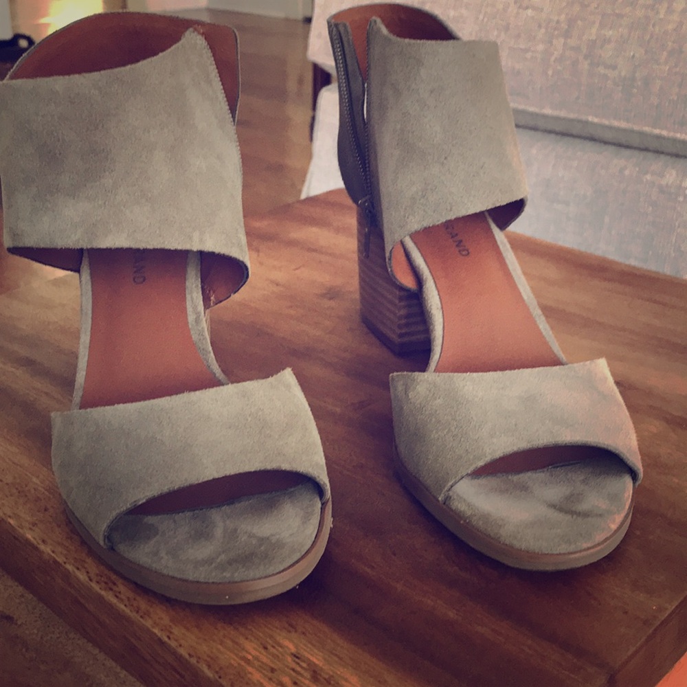Beautiful Lucky Brand Taupe Suede strap sandals!